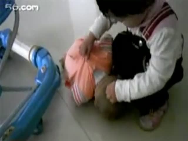 狂虐嬰兒視頻引發(fā)社會(huì )憤怒，道德和法律界限不可逾越