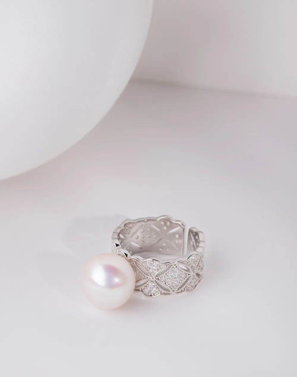 2024最新款戒指,探索小巷中的寶藏，2024最新款戒指