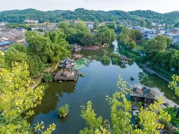 黃龍溪華僑城最新消息,黃龍溪華僑城最新消息，發(fā)展的雙刃劍效應分析