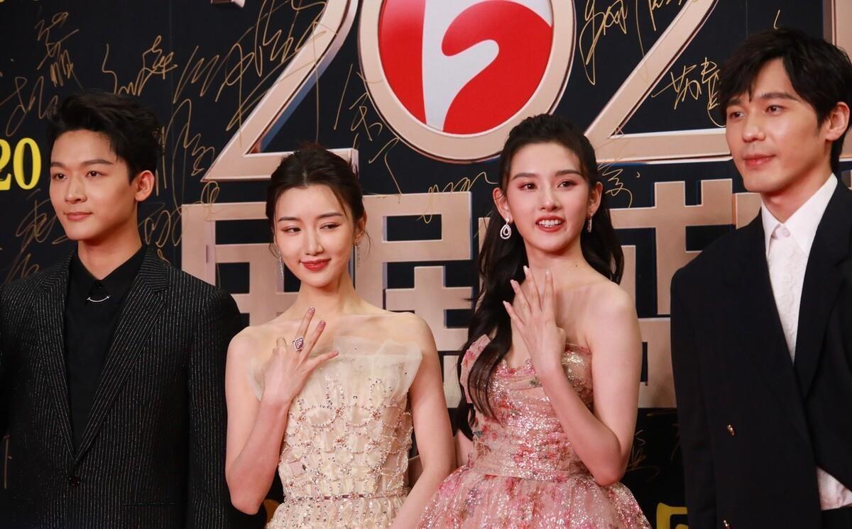 從陰影走向星光，自信力量引領(lǐng)下的黑皮膚女明星成長(cháng)之路