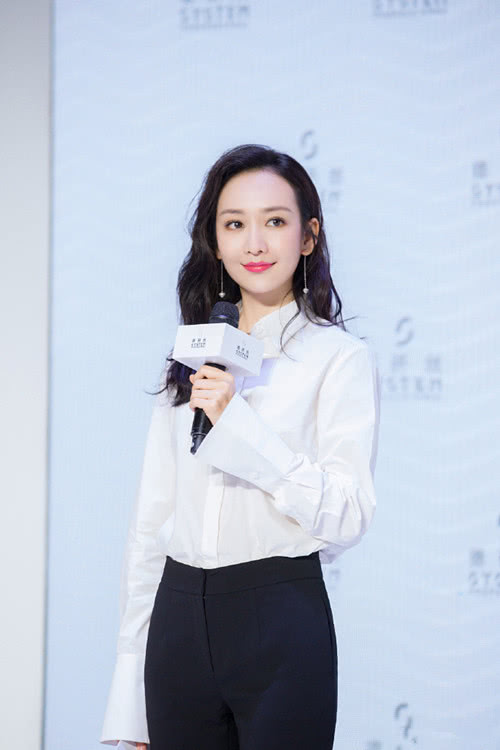 王鷗明星大偵探造型，自然美景中的心靈探索之旅