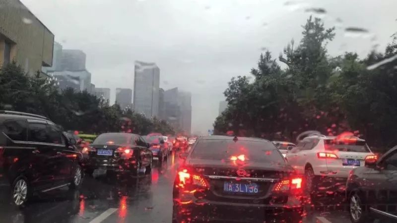 成都暴雨下的驚喜探索，小巷特色小店